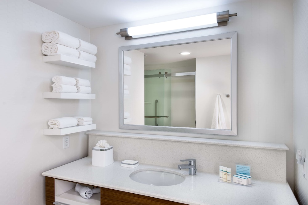 Hampton Inn and Suites by Hilton Clearwater Beach 13/83
