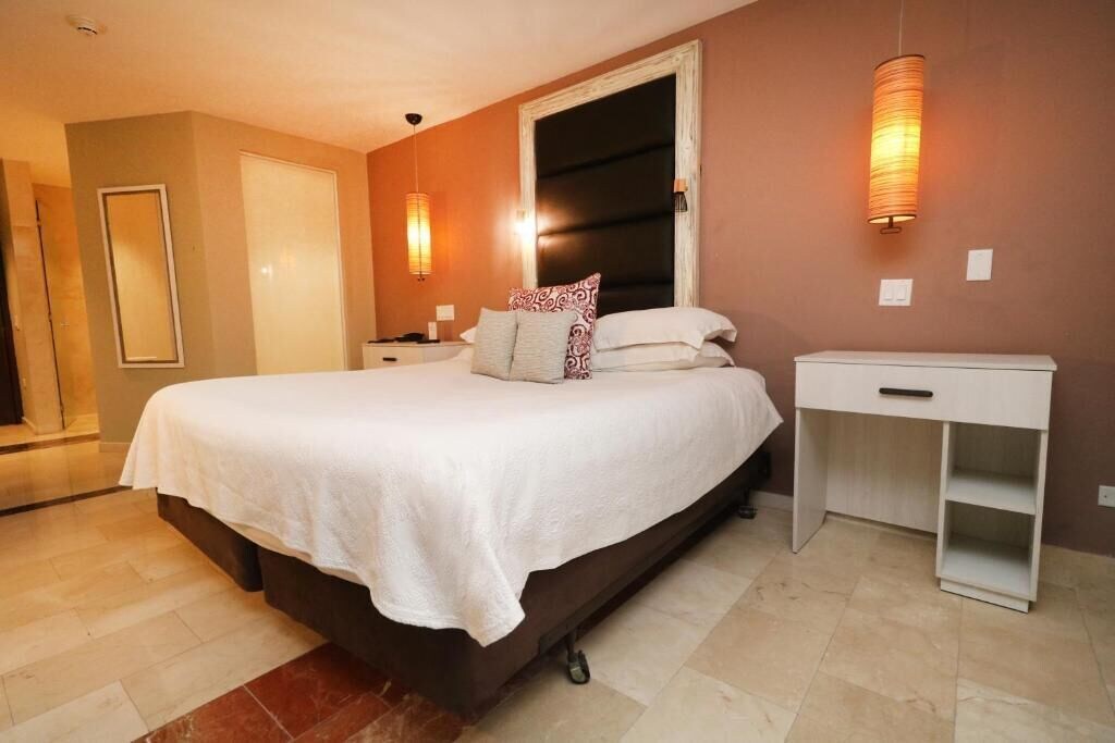 CABIN, KING BED, POOL SIDE