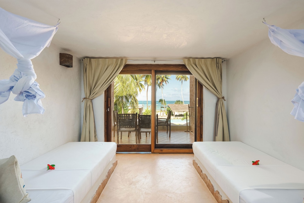 2 Rooms, Family, Suite, 6 Beds, 2 King Beds, Exterior Entrance