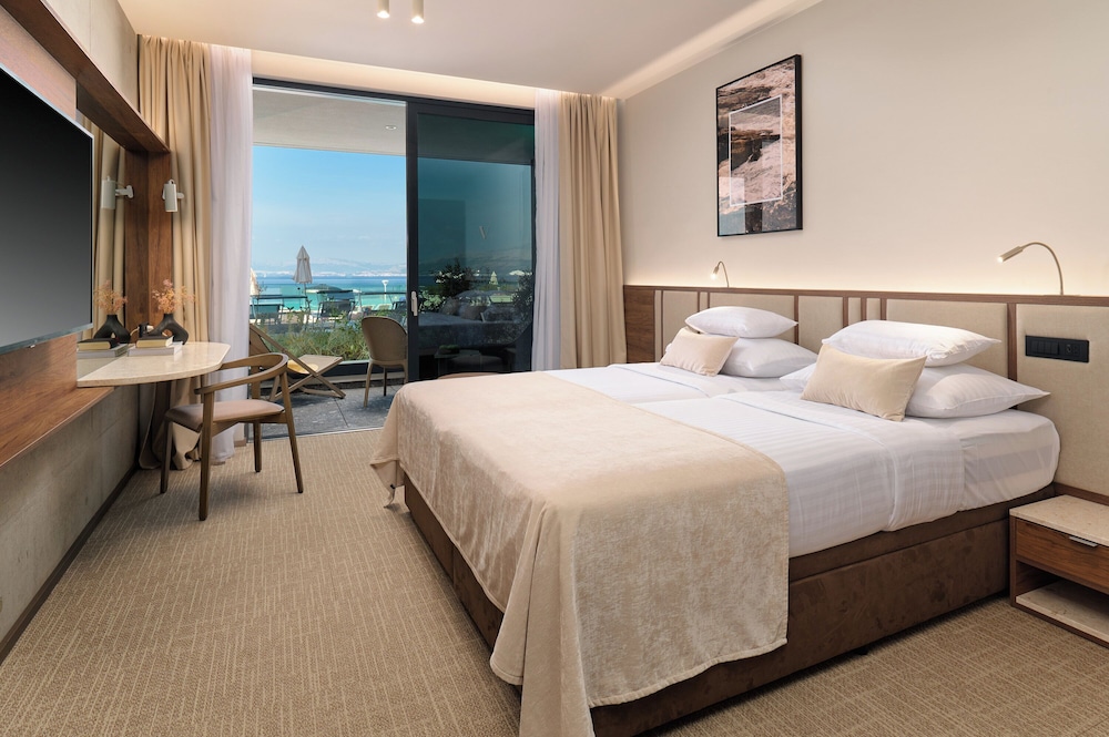 CONNECTING, SUPERIOR, FAMILY, SEA VIEW, BALCONY, GROUND FLOOR