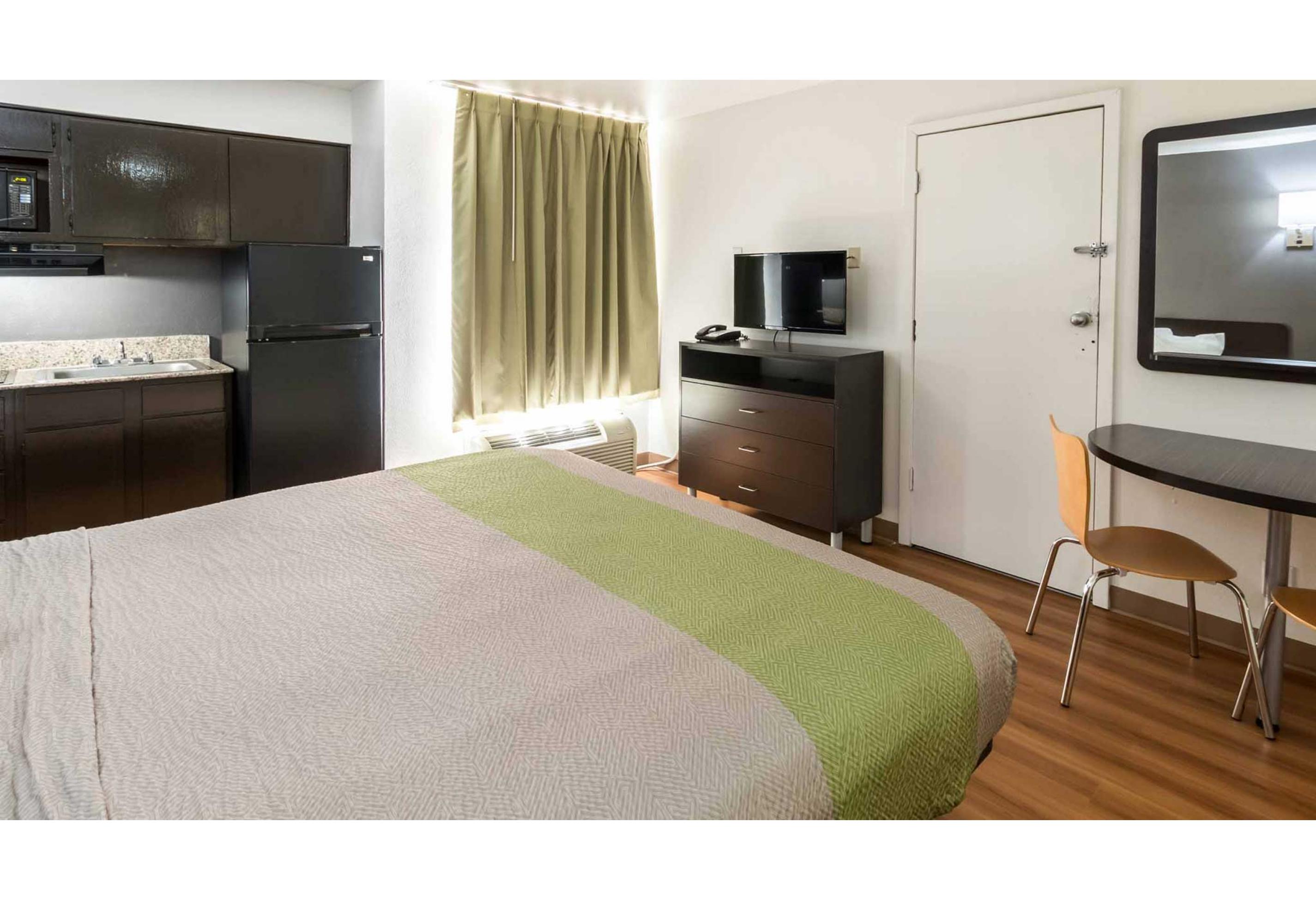 جناح بسرير كينج، Studio6 Arlington, TX 3/4