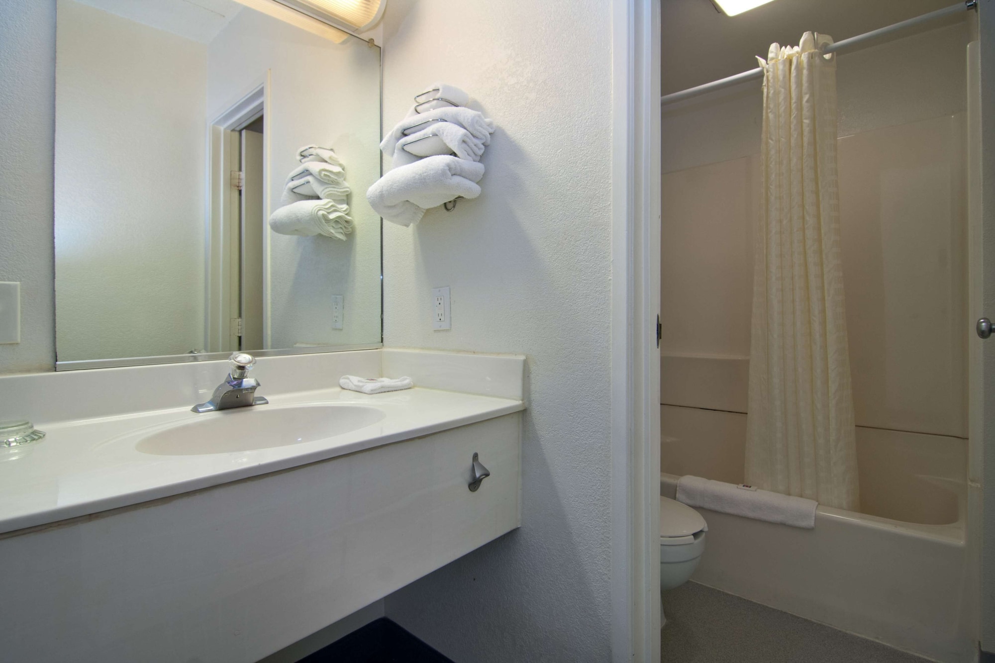 غرفة قياسية بسرير كوين، Motel6 Lakeville, MN - South - Lakeville 4/4