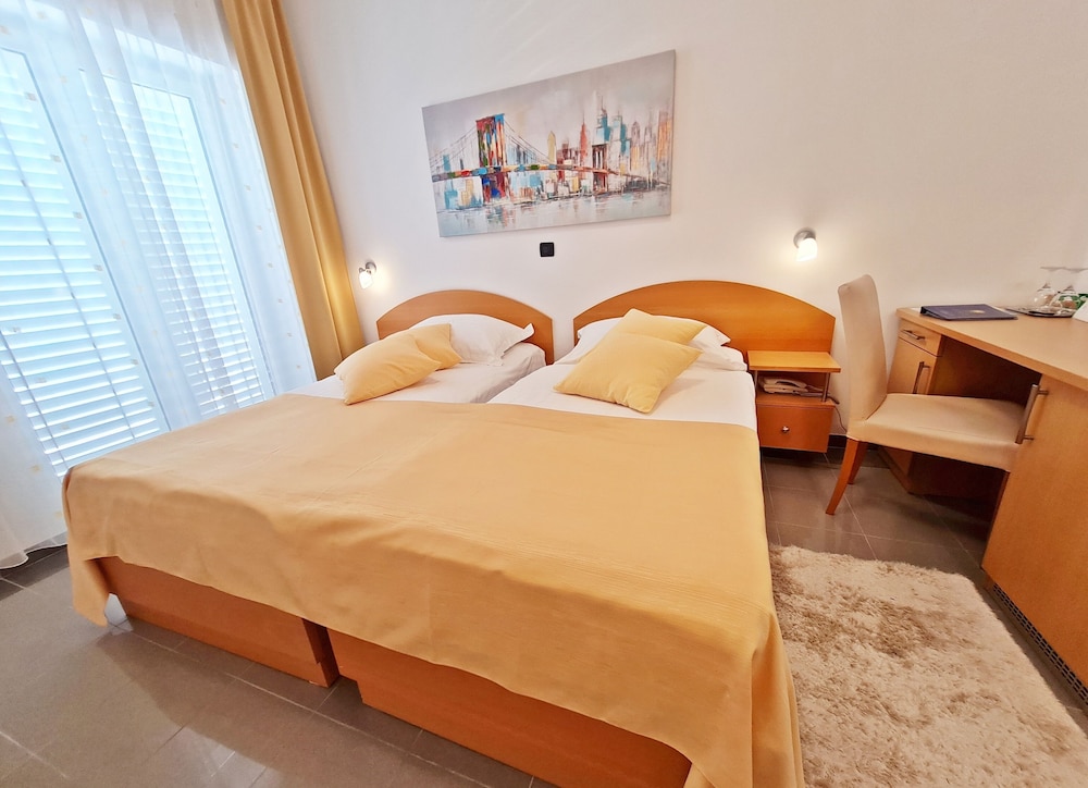 STANDARD, DOUBLE OR TWIN BED, SEA VIEW, BALCONY