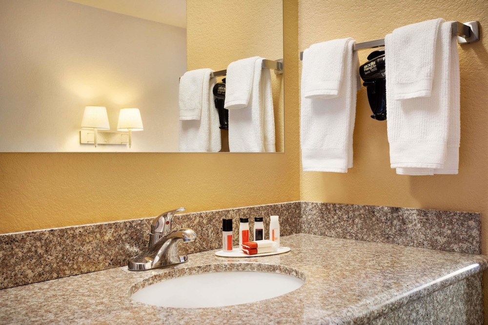 Travelodge by Wyndham Gillette 27/32
