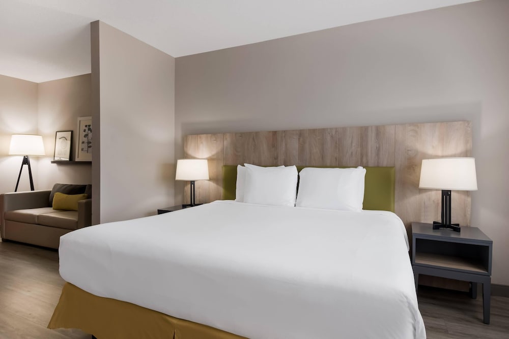 STUDIO, SUITE, KING BED