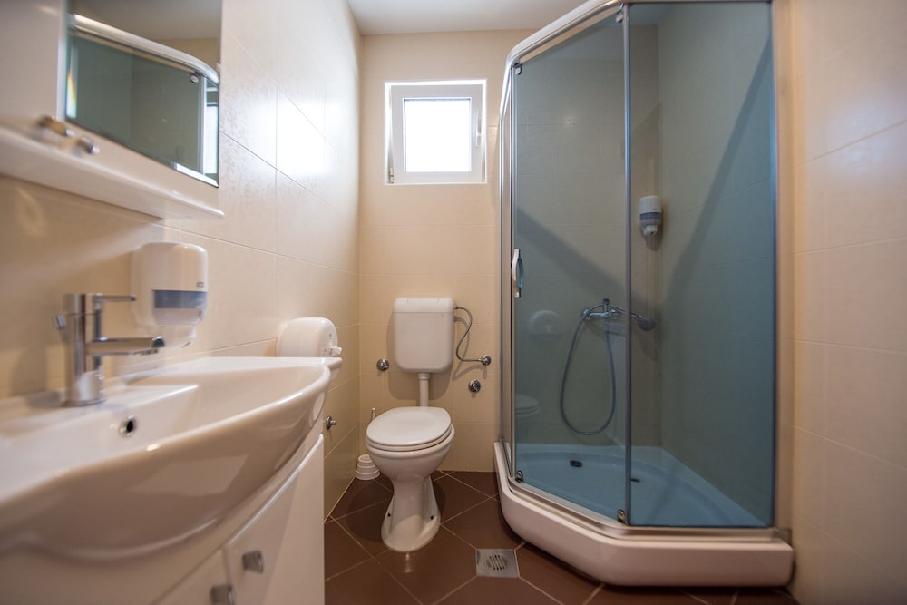 Comfort, Triple, 1 King and 1 Single Beds, Hill View 5/5