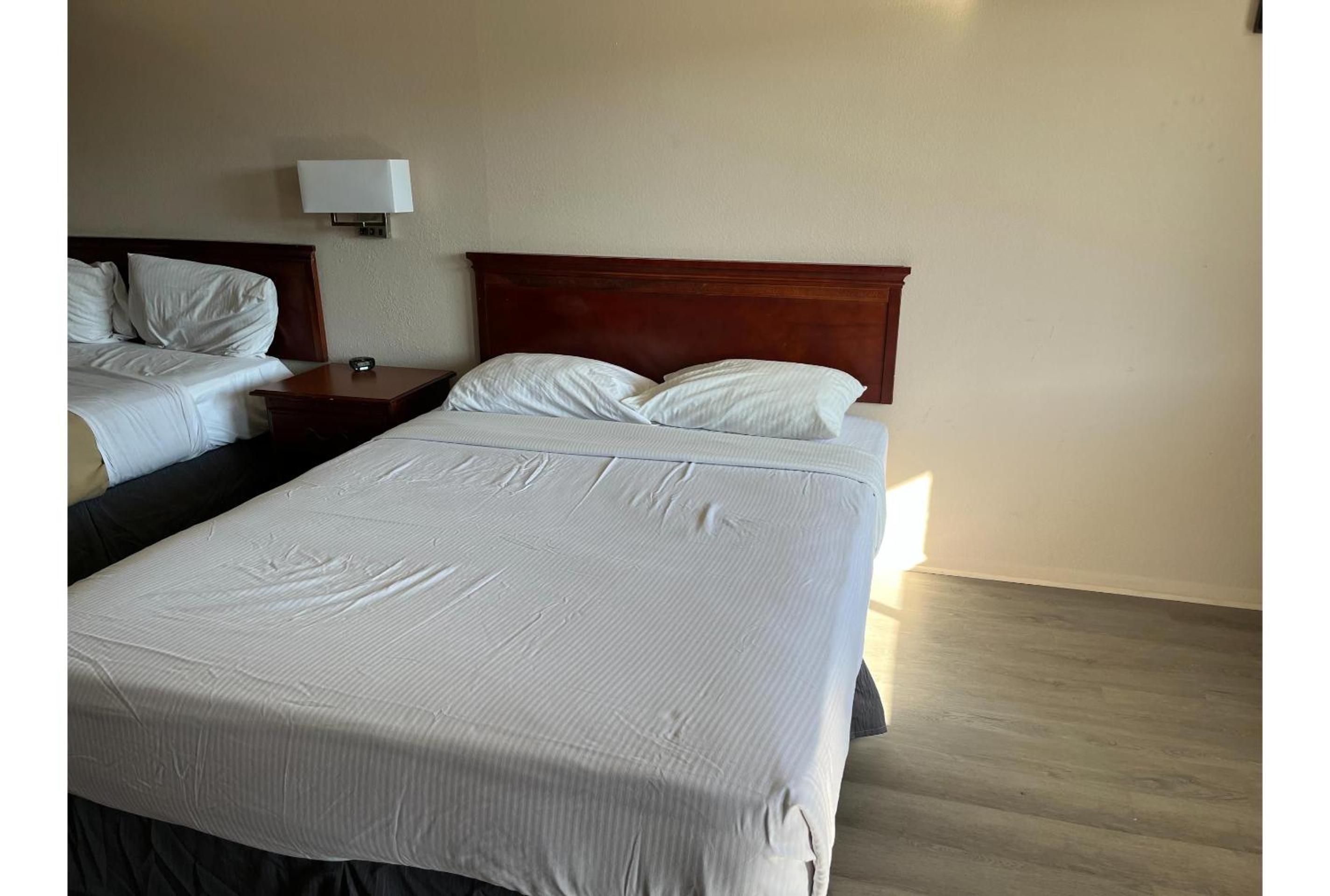 2 Queen Beds - Non-Smoking, Micfridge