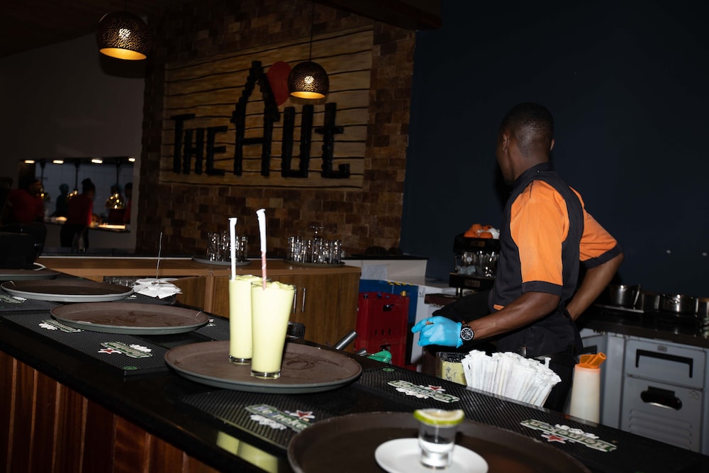 The Hut Restaurant & Boutique Hotel 13/55