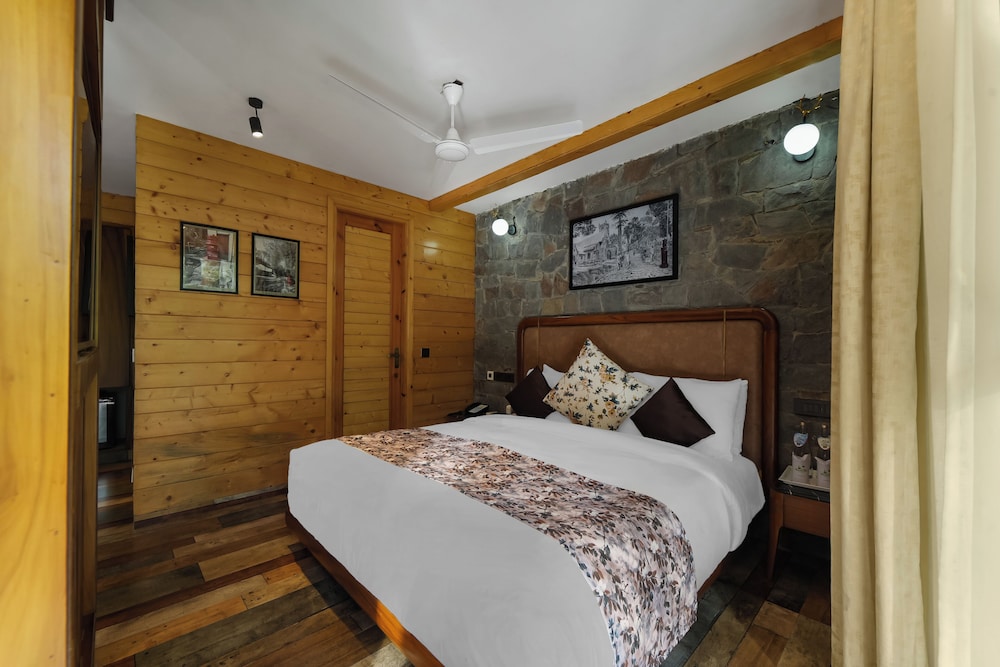 Semi Room, Premium, Cottage, King Bed, Pine View