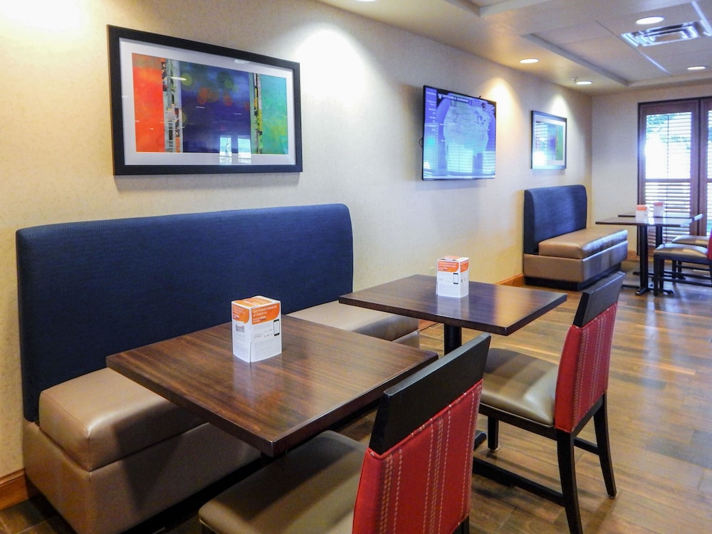 Comfort Inn Suites Sheridan 18/25