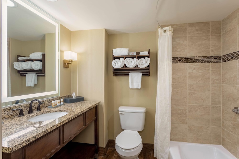 جناح عائلي ديلوكس بسرير كينج وسرير فردي، La Quinta Inn Suites Pigeon Forge 12/12