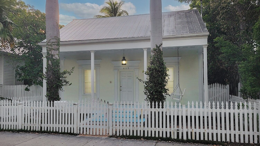 The Paradise Inn Adults Only 6/75