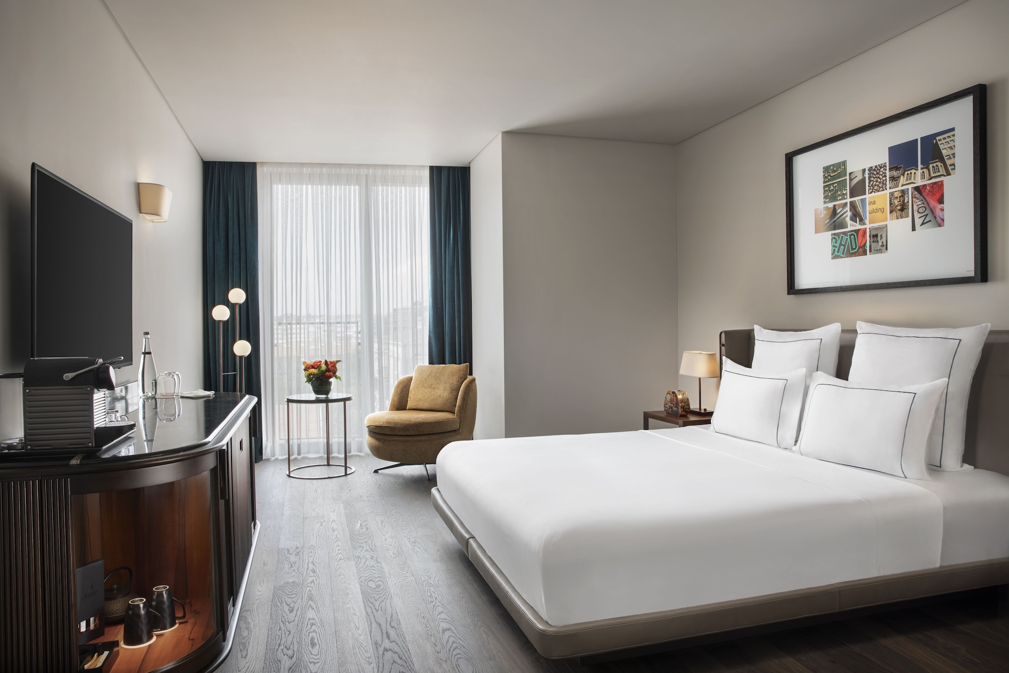 DELUXE, KING BED