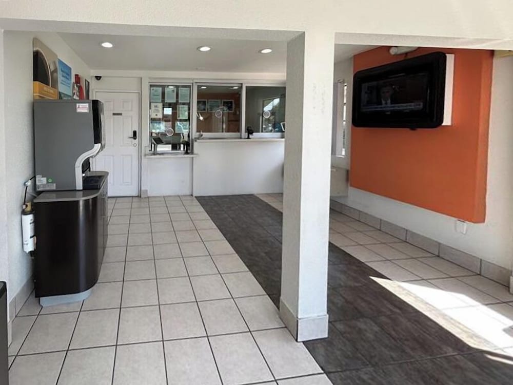 Studio6 Suites Bellflower, CA - Los Angeles 10/40