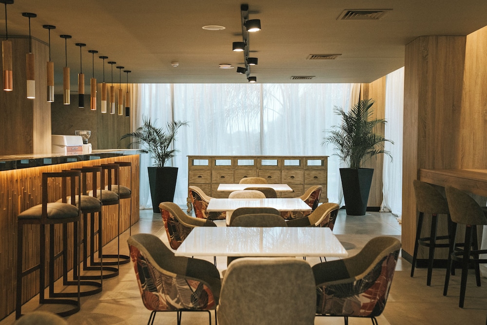 Howard Johnson by Wyndham Resistencia La Ribera 38/48