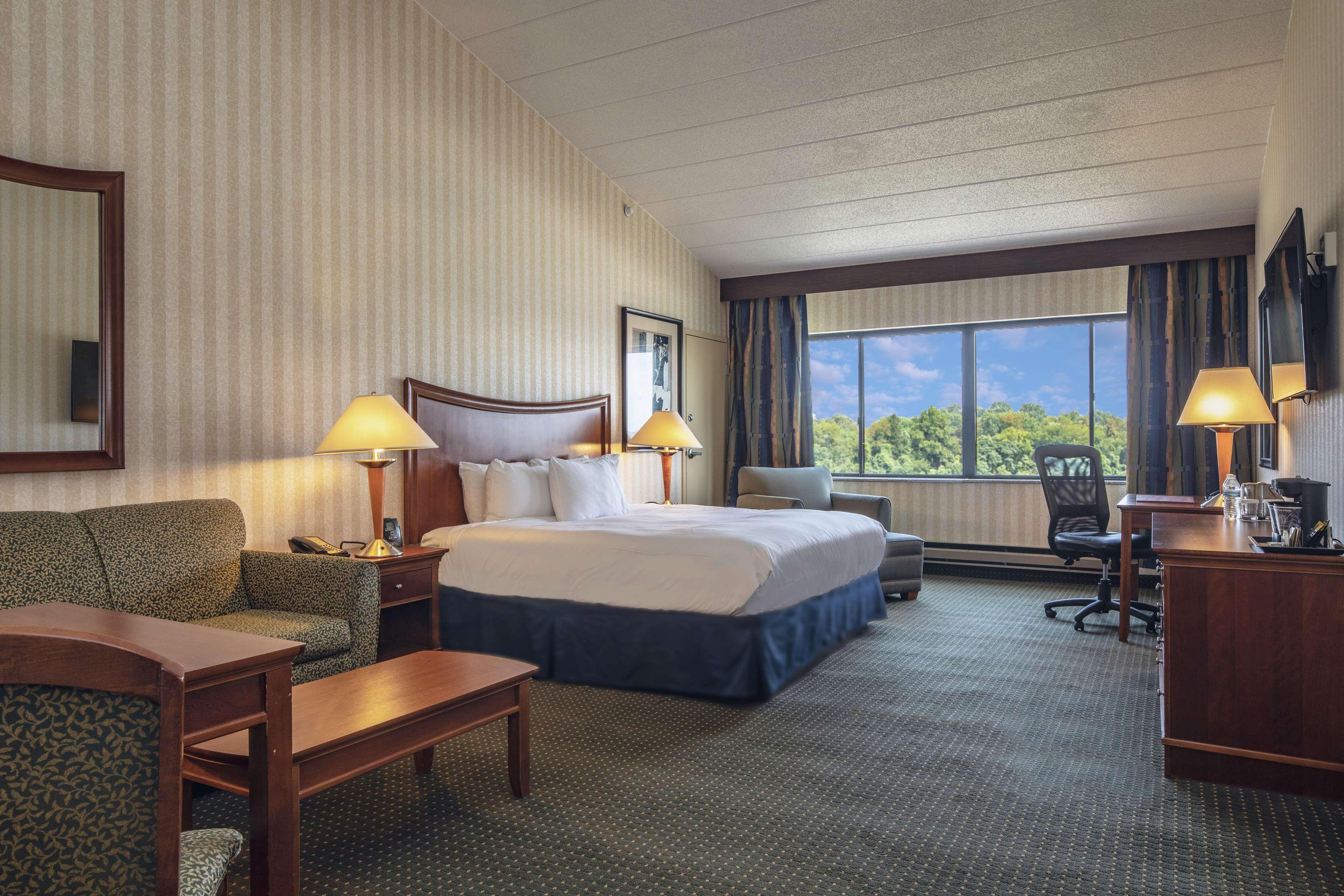 Room at Hotel Pittsburgh - Monroeville Convention Center, MONROEVILLE - PA