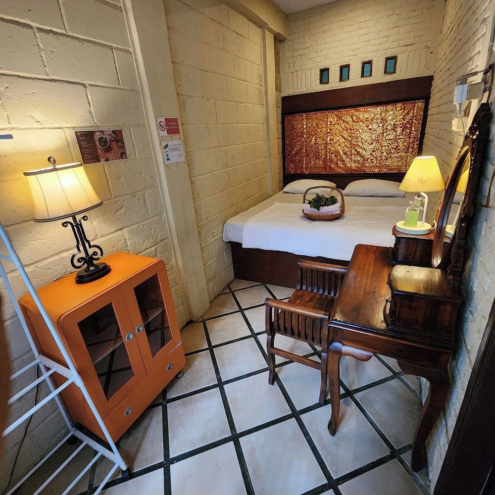 Semi Room, Standard, Queen Bed