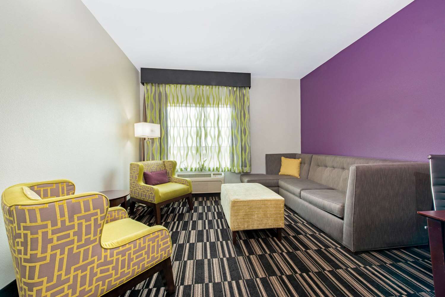 La Quinta Inn & Suites by Wyndham Bridge City 23/44