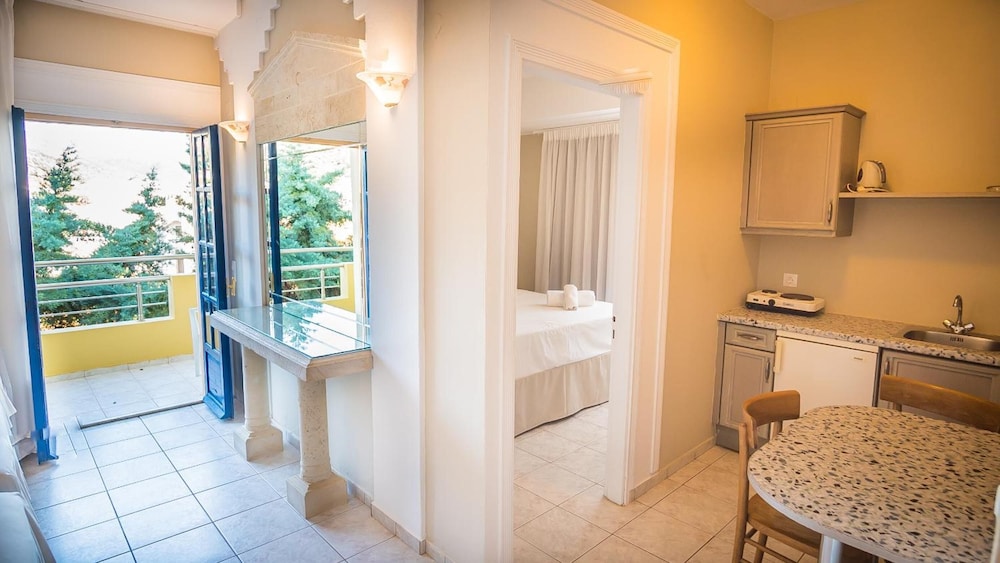 Parthenis Hotel & Suites 46/50