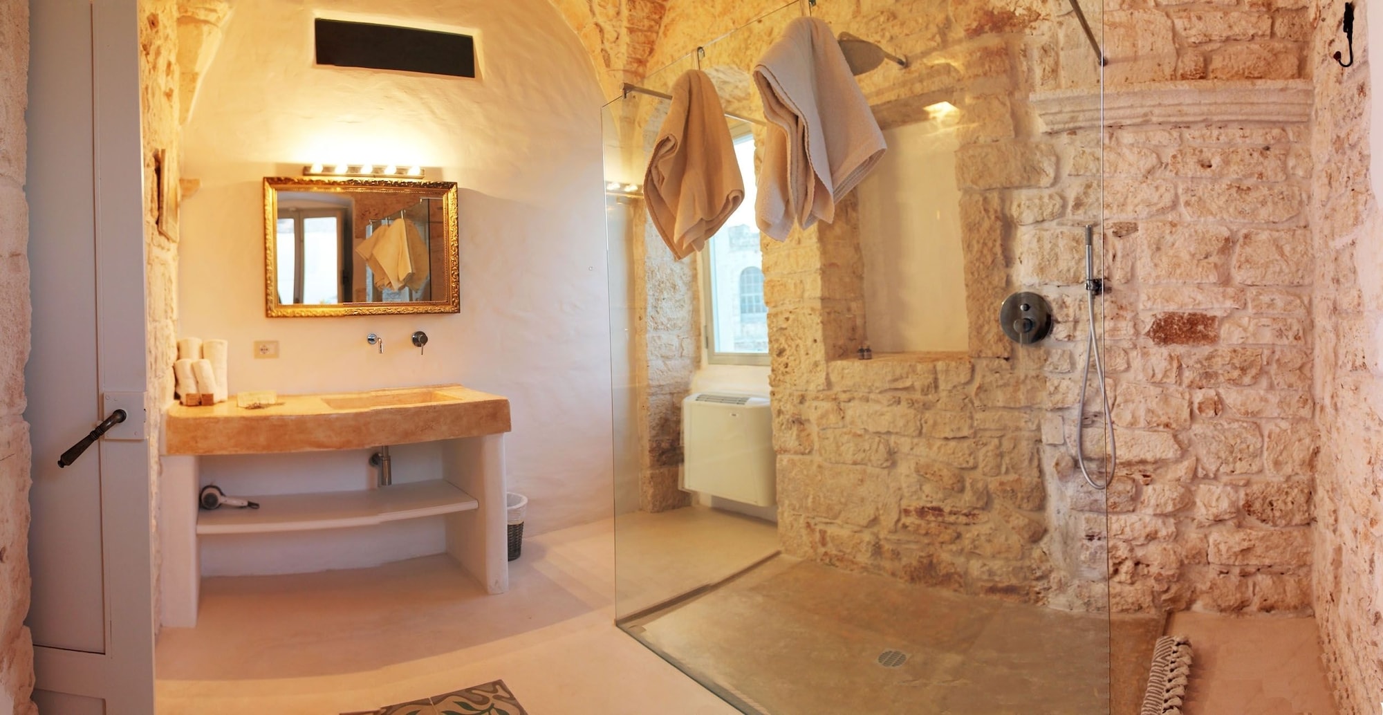 DELUXE, DOUBLE BED, BALCONY