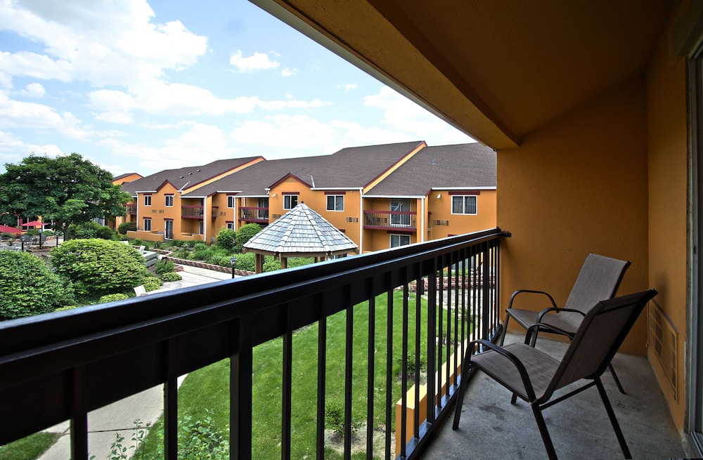 Chicago Club Inn & Suites 8/32