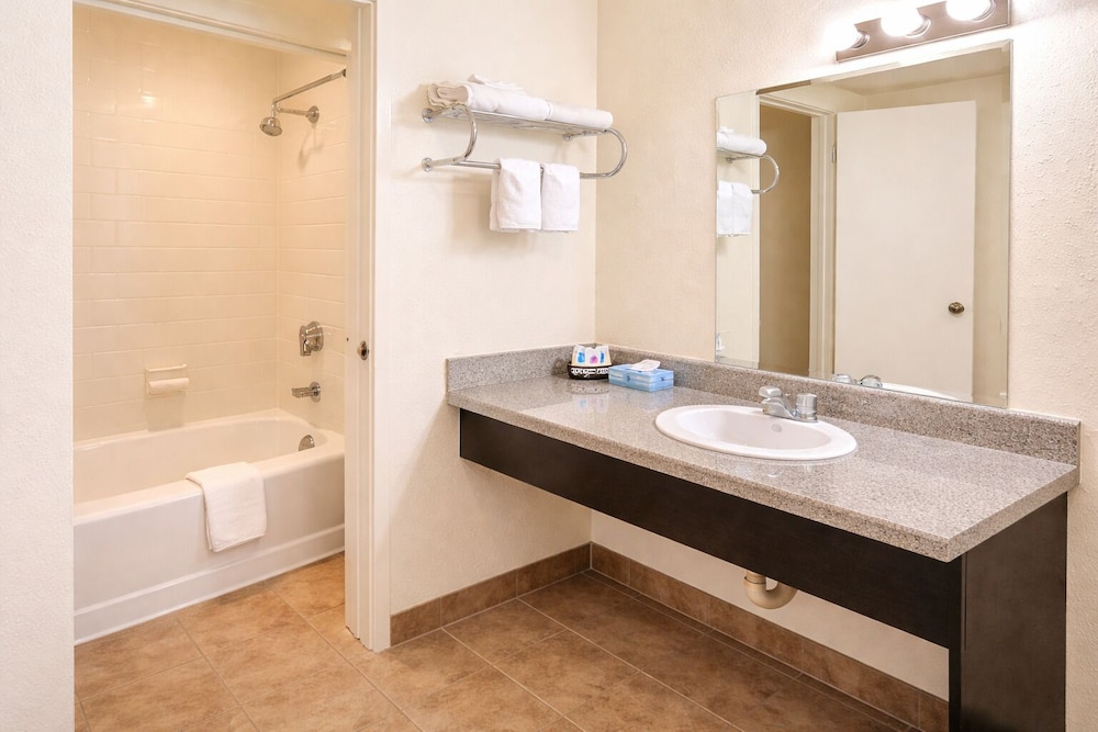 Alvin Extended Stay 60/62
