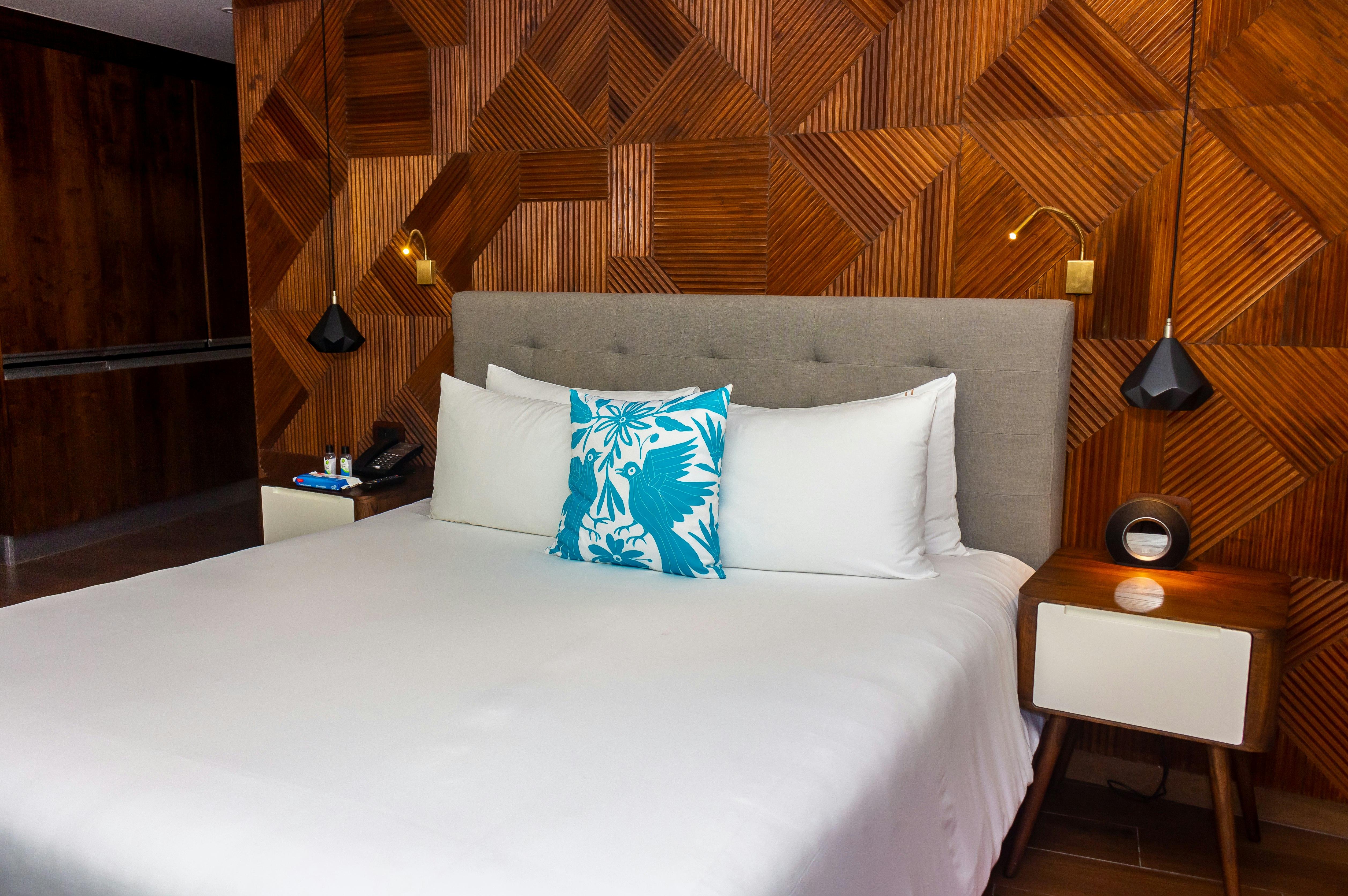 Courtyard, Deluxe, King Bed، The Fives Downtown Hotel And Residences Curio Collection 2/4