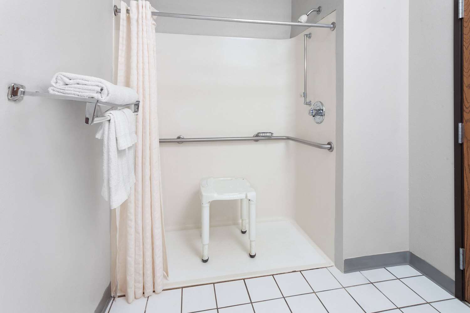 Days Inn & Suites by Wyndham Morris/I-80 17/18