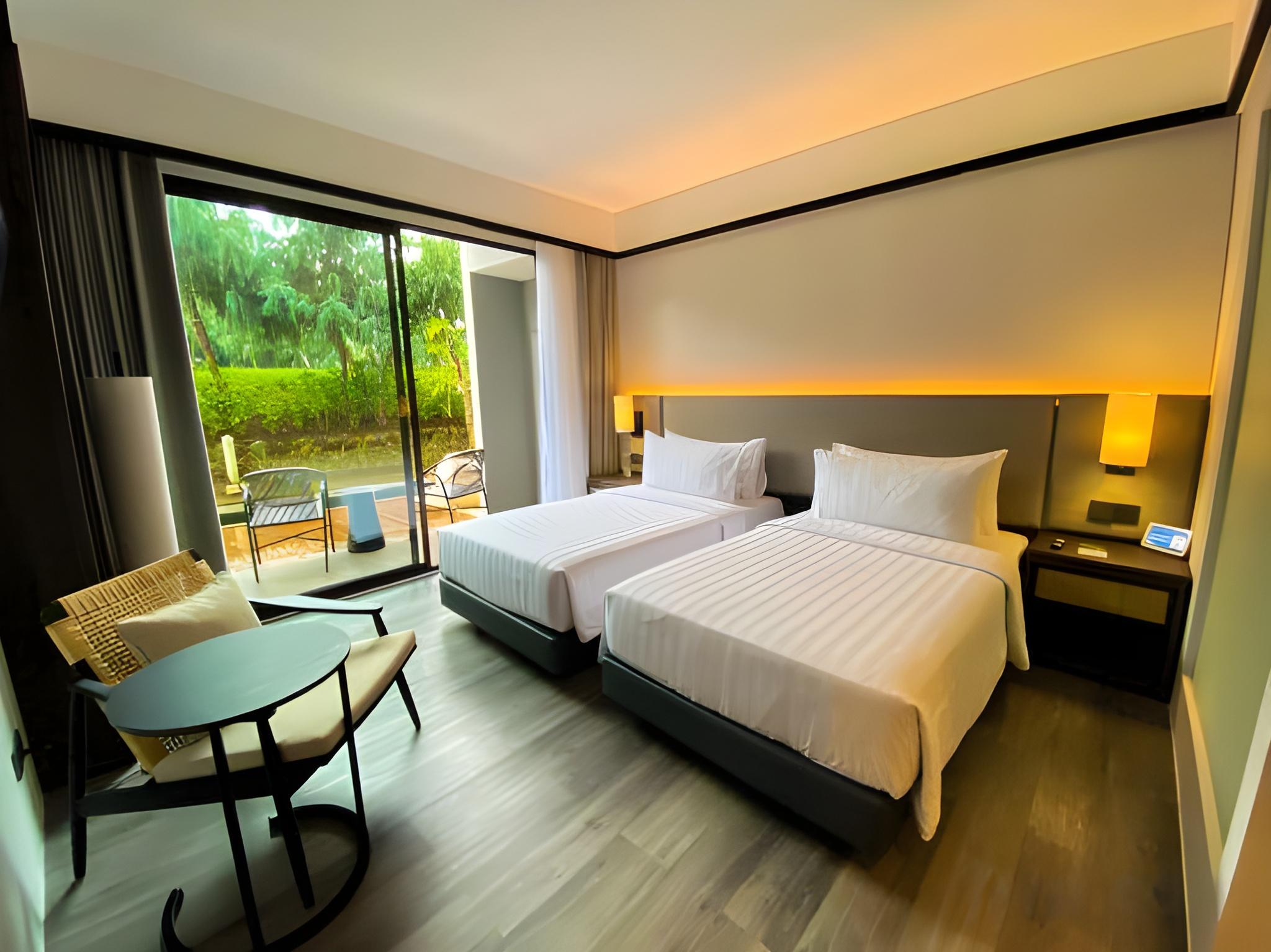 Room, Twin Beds, Pool Access, Large