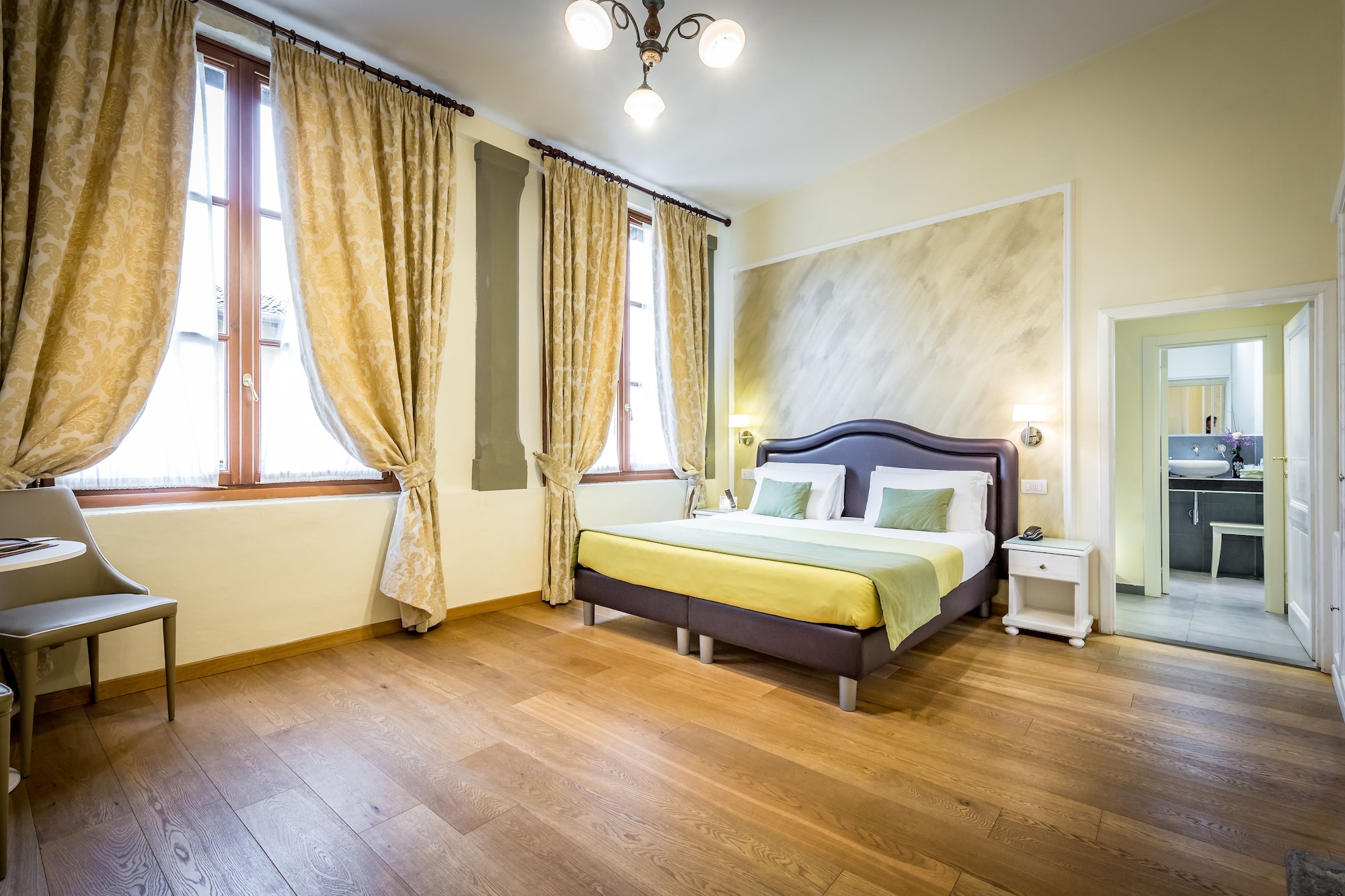 EXECUTIVE, SUITE, JETTED TUB
