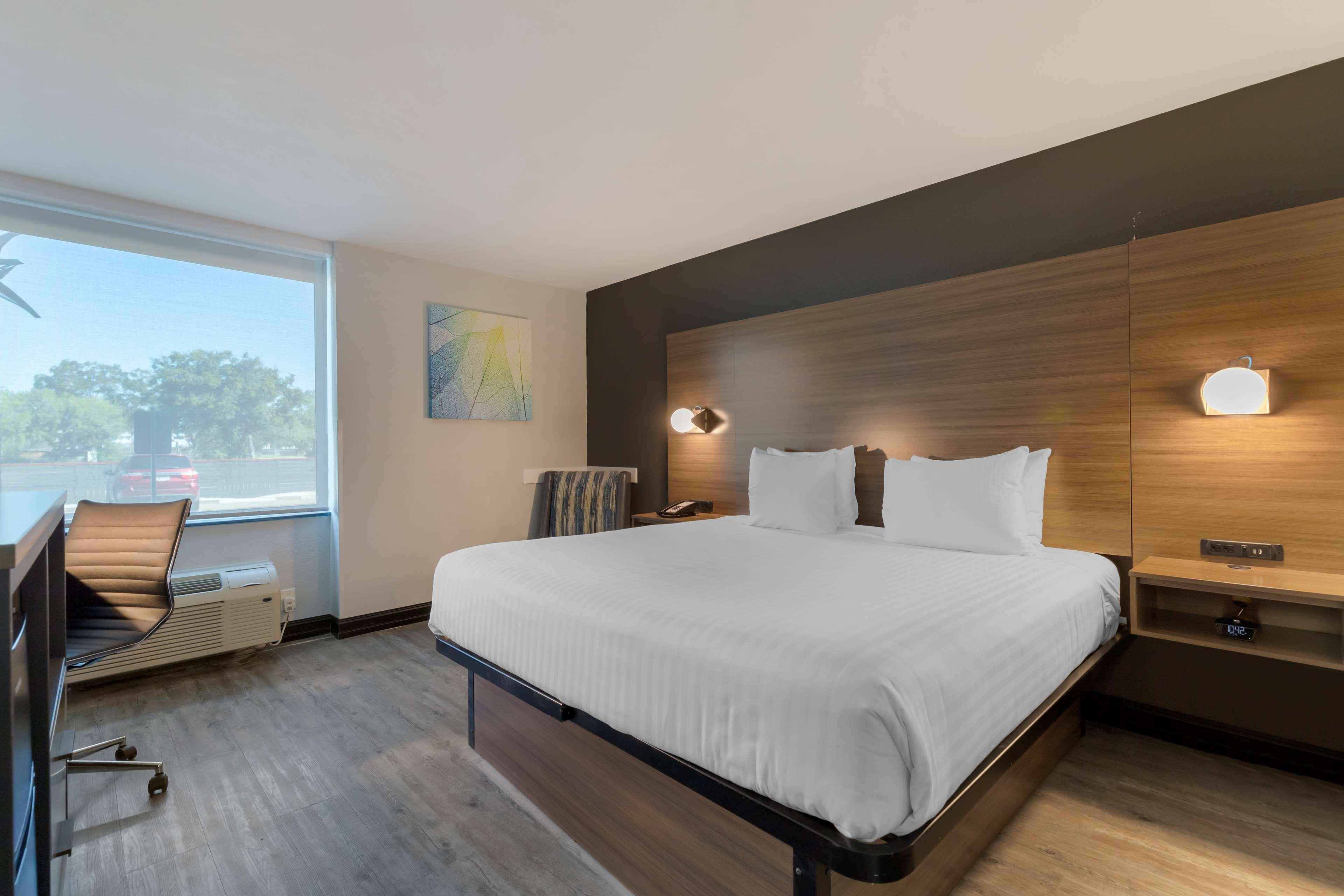 Atrium, King Bed, Accessible