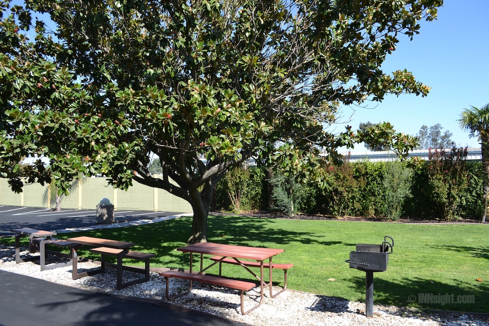 Days Inn & Suites by Wyndham Lodi 27/36