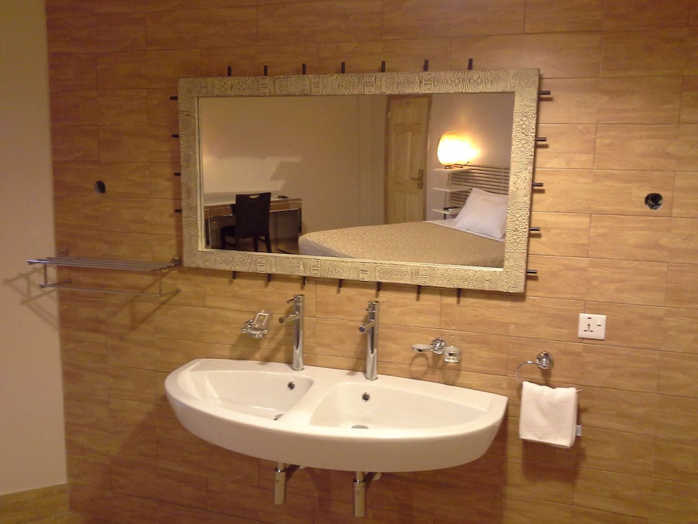 Tropical Enclave Hotel 42/60