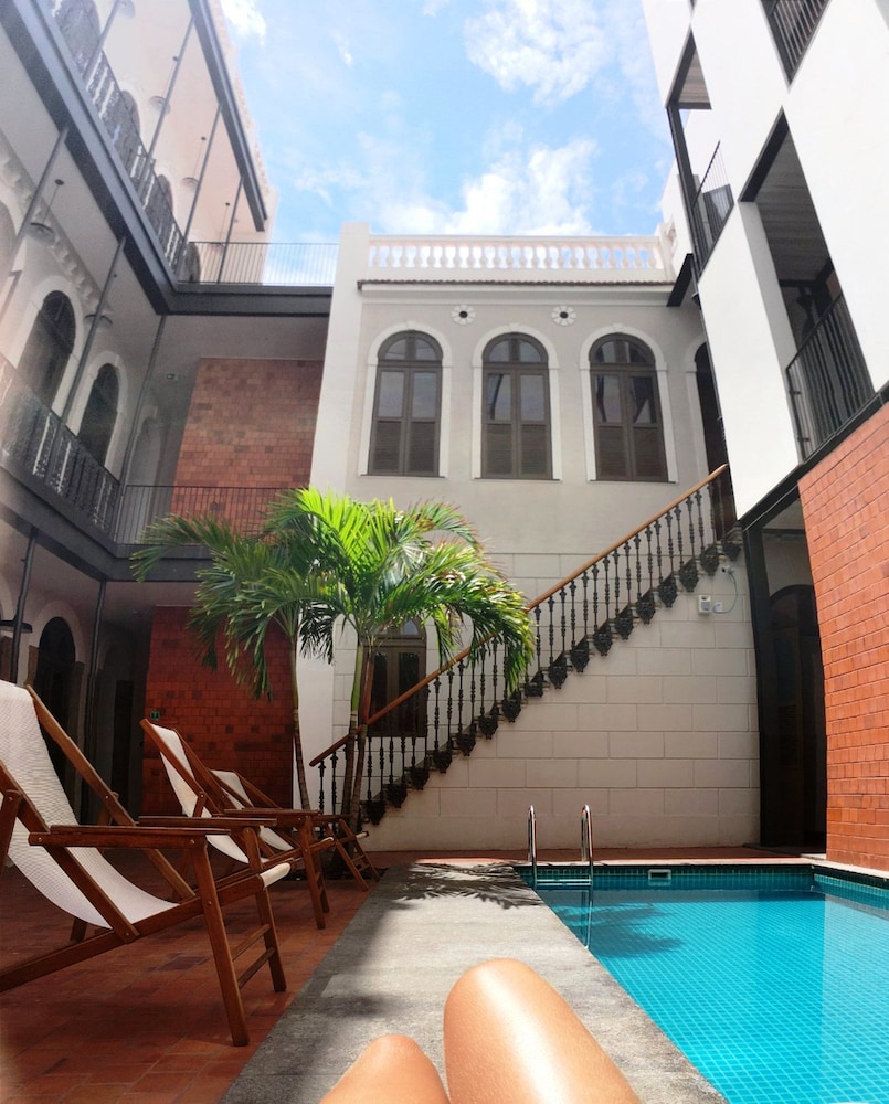 Villa 25 Hostel & Suites 63/69