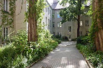 GoVienna Small Modern Apartment 18/22