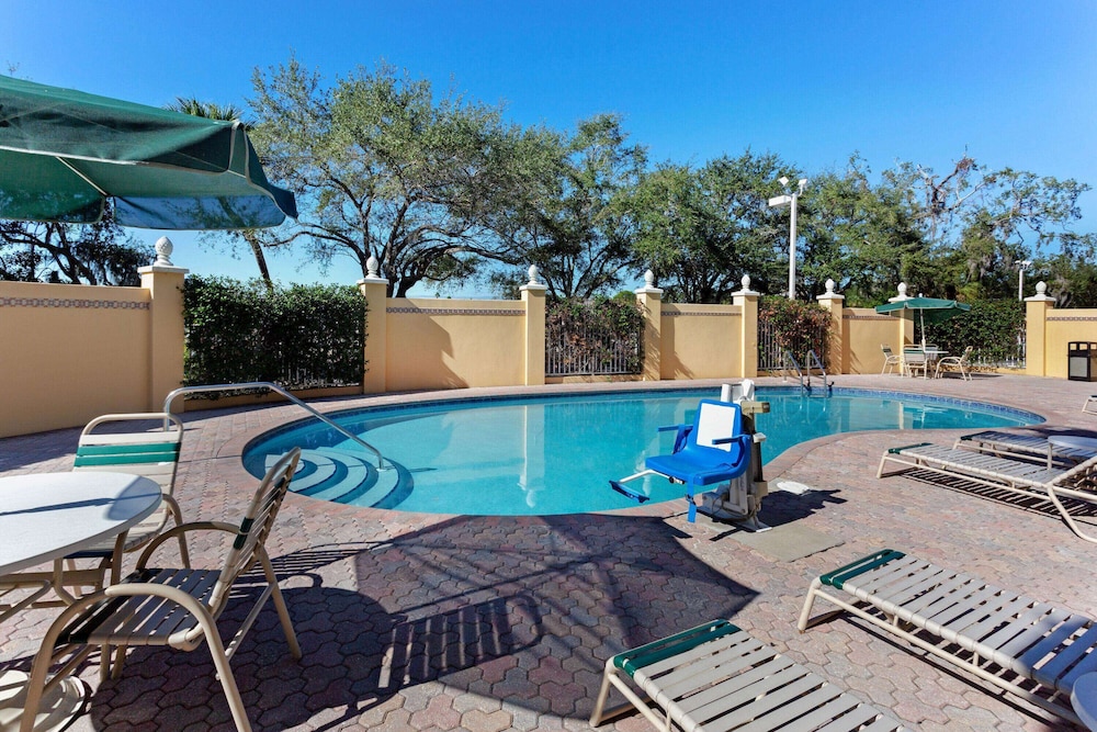 La Quinta Inn & Suites by Wyndham Sarasota Downtown 30/52