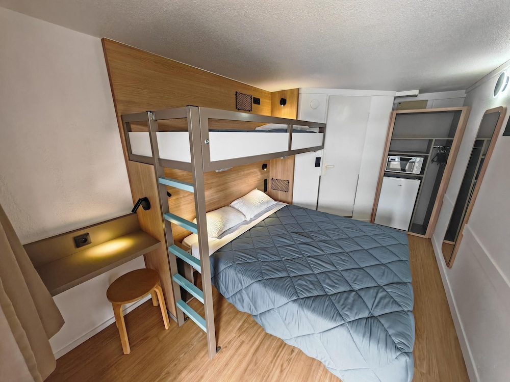 STANDARD, 1 DOUBLE AND 1 SINGLE BED