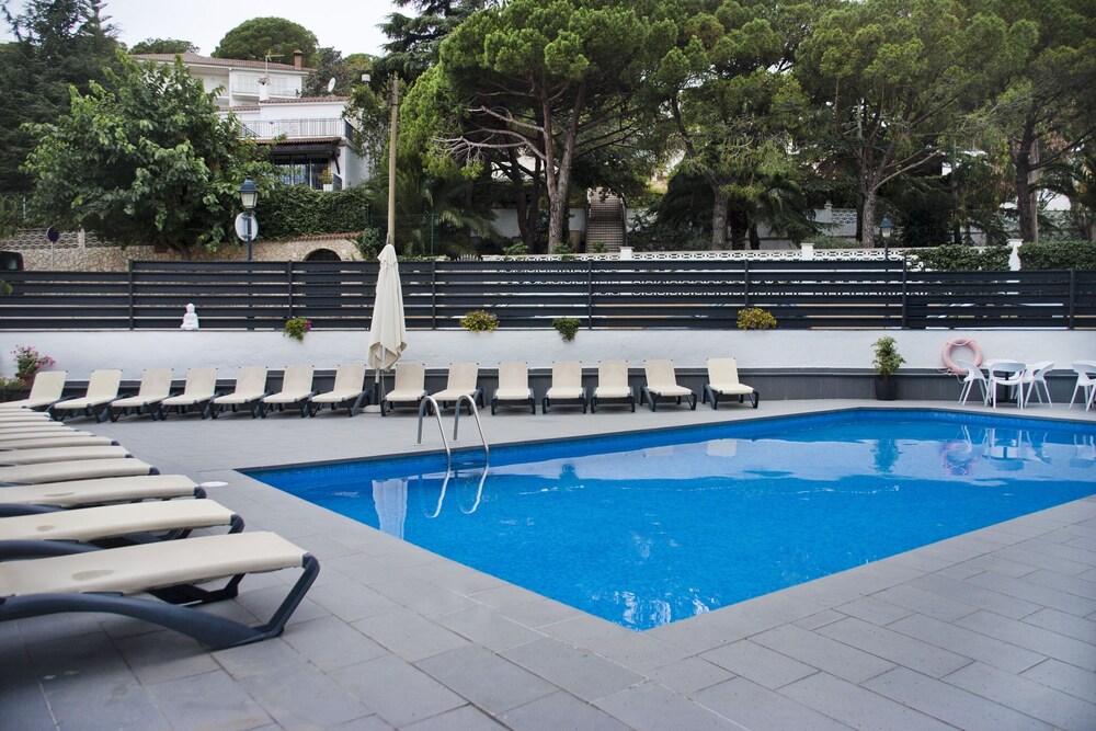 Summer Hotel 32/33