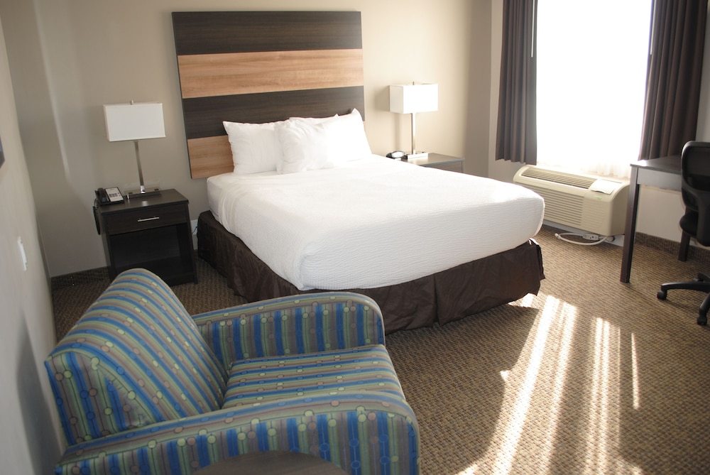 Days Inn & Suites By Wyndham Lindsay 7/43