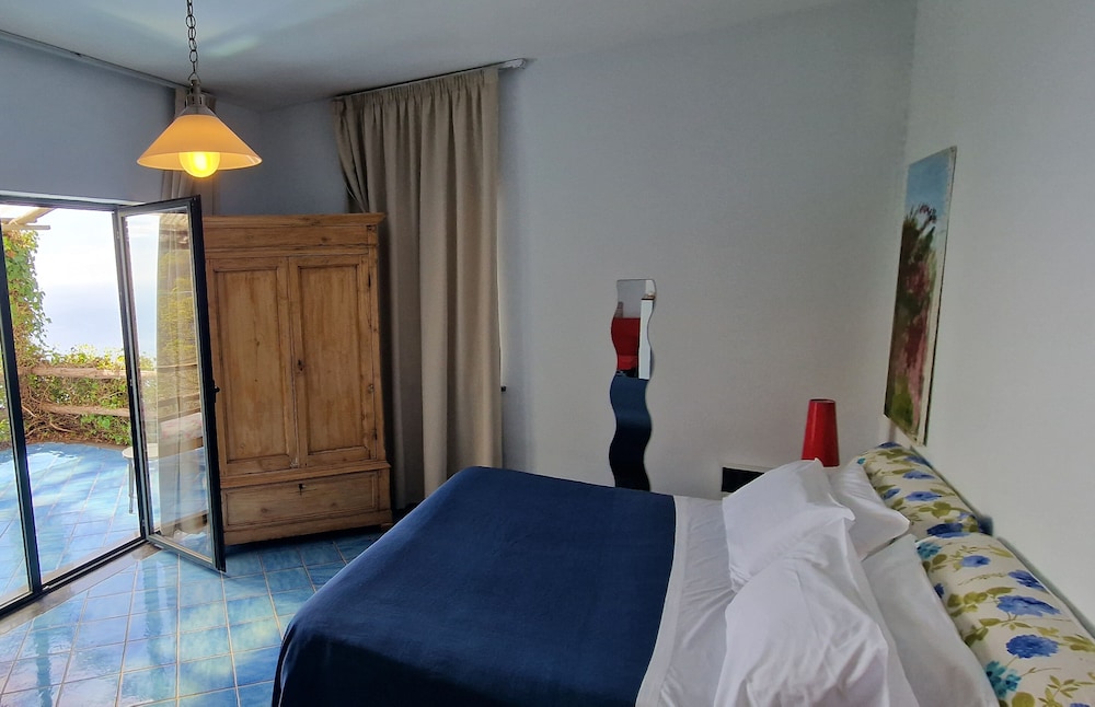 DELUXE, DOUBLE BED, SEA VIEW