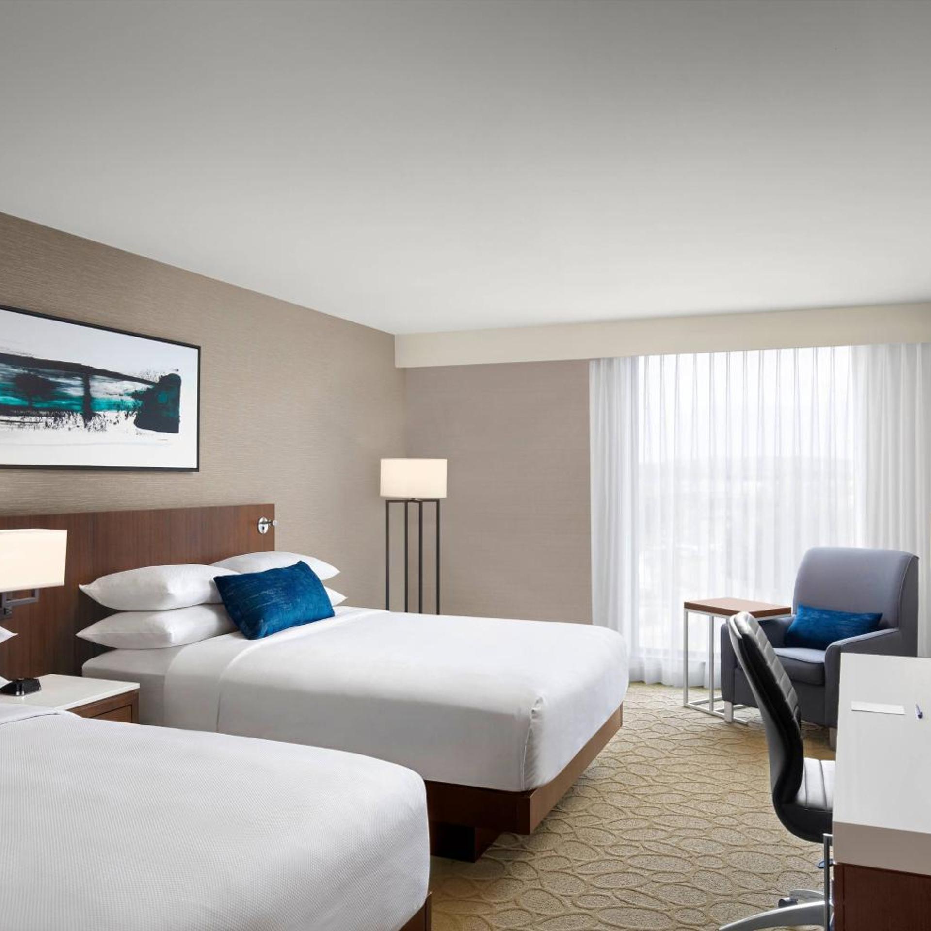 Guest Room, King Bed, 2 Queen Beds