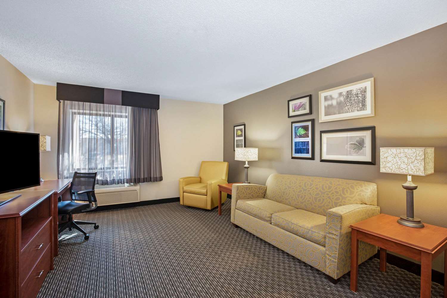 La Quinta Inn & Suites by Wyndham N Little Rock-McCain Mall 33/63