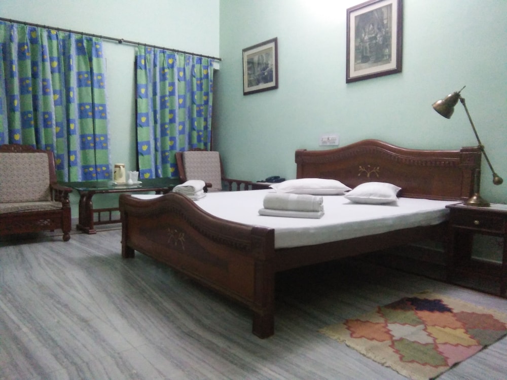 Anuraag Villa 13/65