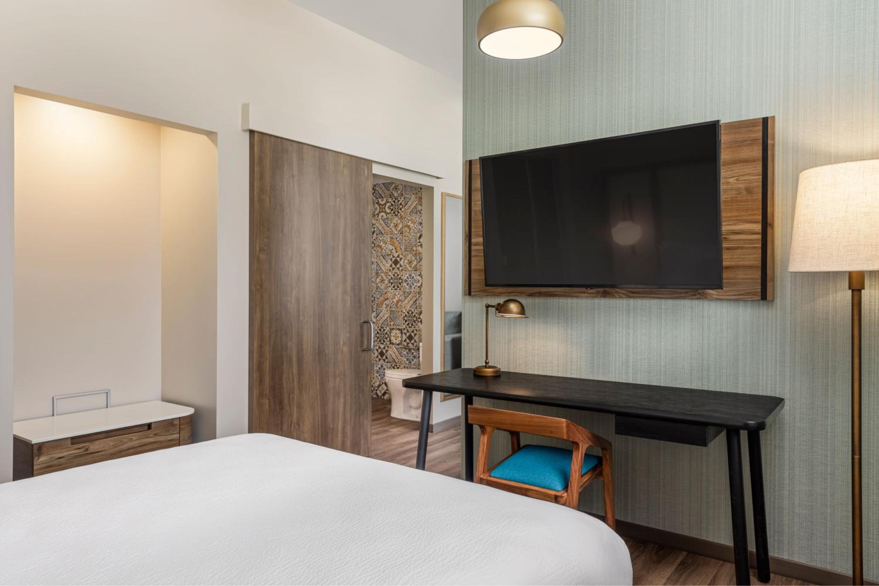 Suite, Queen Bed