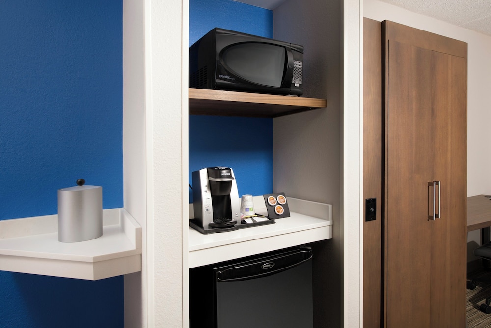 Holiday Inn Express Suites Baltimore Bwi Airport North Ex Wingate By Wyndham 62/69