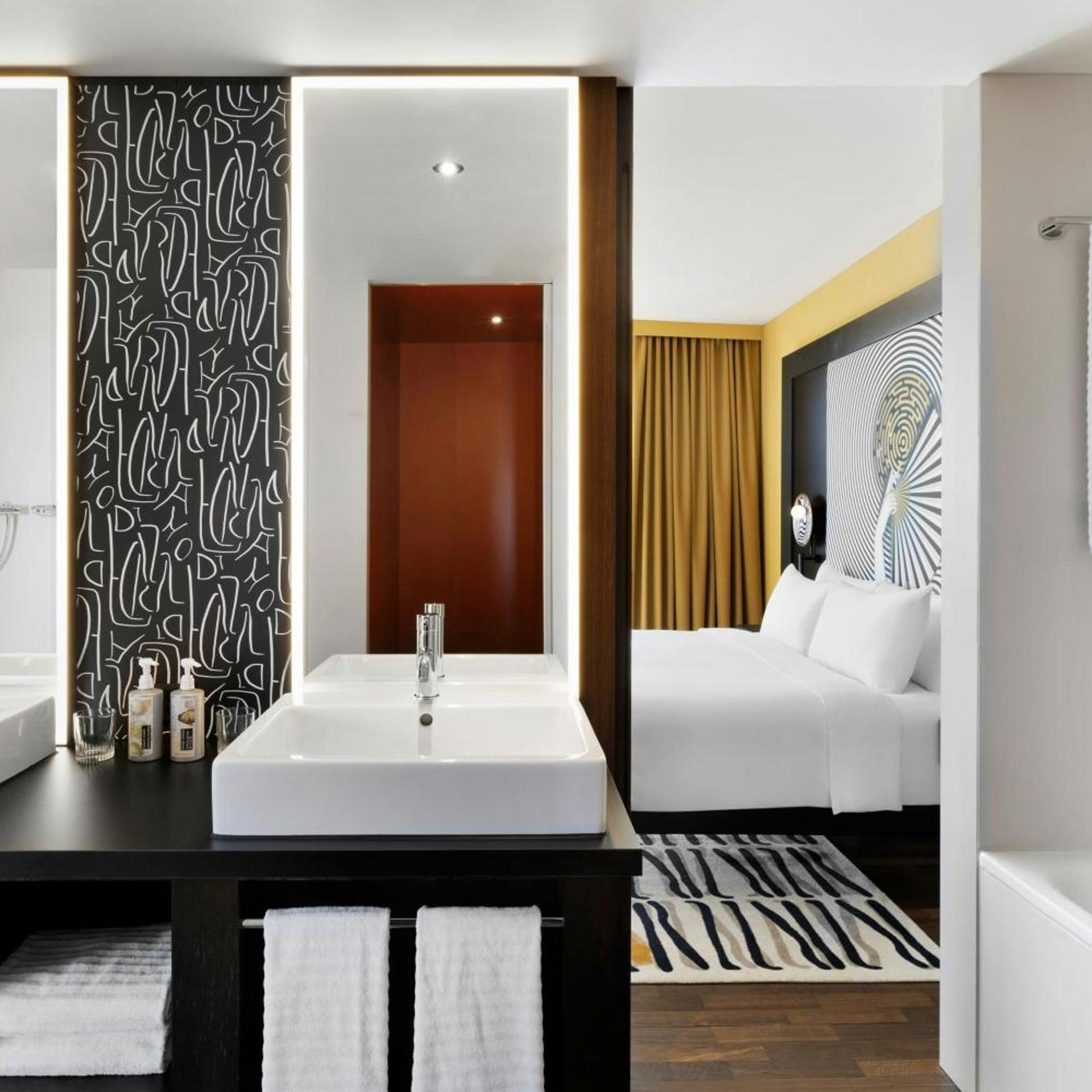 جناح تنفيذي بسرير كينج مع أريكة مع دخول صالة النادي، RENAISSANCE ZURICH TOWER HOTEL 4/9