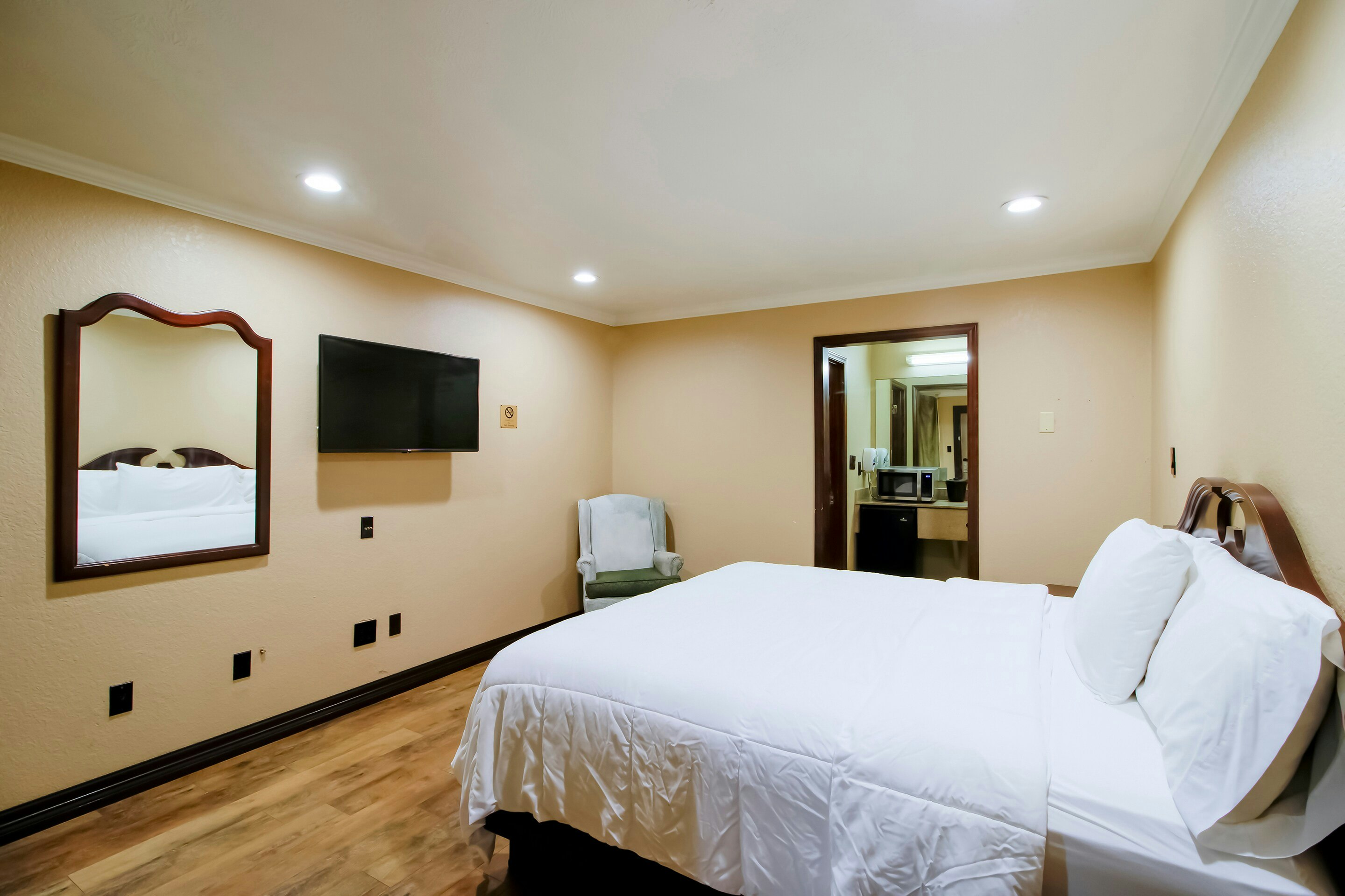 ROOM, KING BED, SMOKING