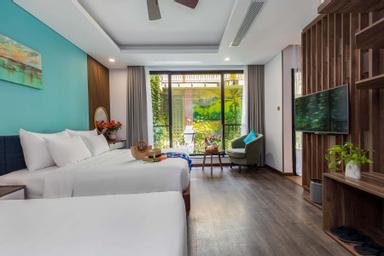 Deluxe, Triple, King Bed, Pool View, Smoking
