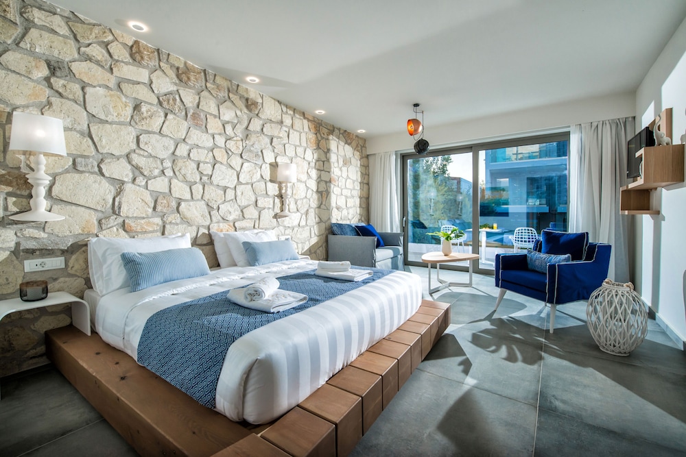 DELUXE, STUDIO, POOL VIEW
