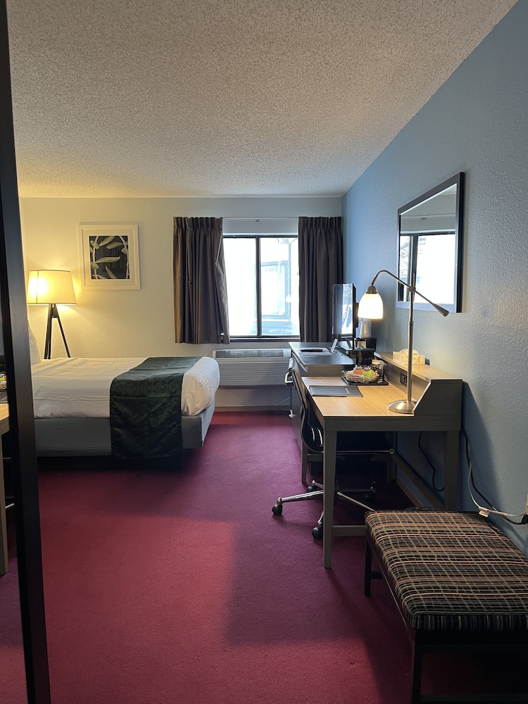 غرفة بسرير كوين مع أريكة لذوي الإعاقة، Pictured Rocks Inn & Suites 3/5